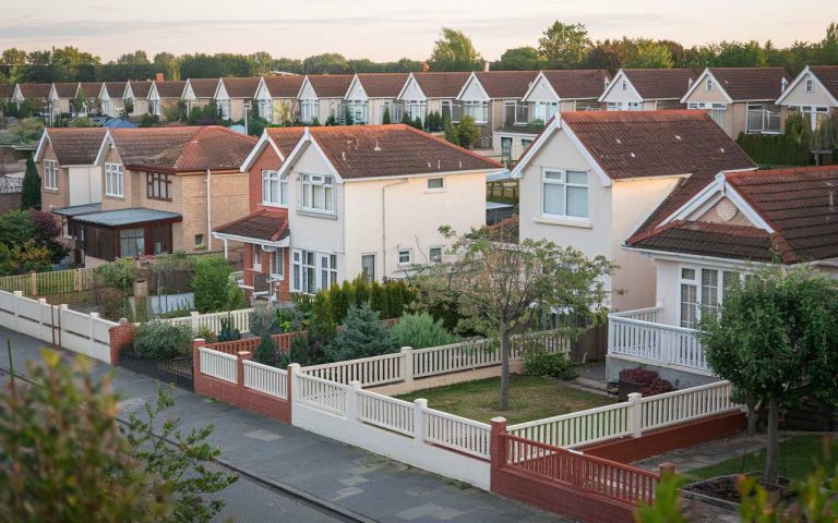 La fin du rêve pavillonnaire ? Quand notre maison avec jardin devient un « problème national »